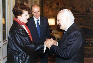 On. Antonio Maccanico, ministro delle poste e delle telecomunicazioni, con la signora Carla Voltolina Pertini ed i vertici dell'Ente Poste, per la presentazione del francobollo celebrativo del centenario della nascita del sen. Sandro Pertini