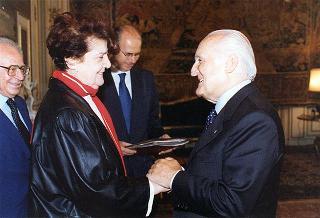 On. Antonio Maccanico, ministro delle poste e delle telecomunicazioni, con la signora Carla Voltolina Pertini ed i vertici dell'Ente Poste, per la presentazione del francobollo celebrativo del centenario della nascita del sen. Sandro Pertini