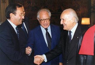 On. Antonio Maccanico, ministro delle poste e delle telecomunicazioni, con la signora Carla Voltolina Pertini ed i vertici dell'Ente Poste, per la presentazione del francobollo celebrativo del centenario della nascita del sen. Sandro Pertini
