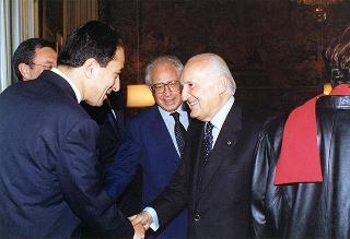 On. Antonio Maccanico, ministro delle poste e delle telecomunicazioni, con la signora Carla Voltolina Pertini ed i vertici dell'Ente Poste, per la presentazione del francobollo celebrativo del centenario della nascita del sen. Sandro Pertini