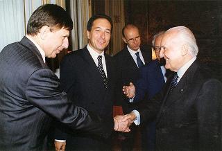 On. Antonio Maccanico, ministro delle poste e delle telecomunicazioni, con la signora Carla Voltolina Pertini ed i vertici dell'Ente Poste, per la presentazione del francobollo celebrativo del centenario della nascita del sen. Sandro Pertini