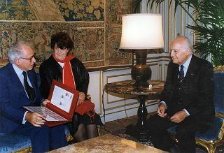 On. Antonio Maccanico, ministro delle poste e delle telecomunicazioni, con la signora Carla Voltolina Pertini ed i vertici dell'Ente Poste, per la presentazione del francobollo celebrativo del centenario della nascita del sen. Sandro Pertini