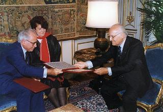On. Antonio Maccanico, ministro delle poste e delle telecomunicazioni, con la signora Carla Voltolina Pertini ed i vertici dell'Ente Poste, per la presentazione del francobollo celebrativo del centenario della nascita del sen. Sandro Pertini