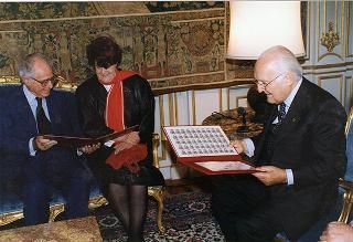 On. Antonio Maccanico, ministro delle poste e delle telecomunicazioni, con la signora Carla Voltolina Pertini ed i vertici dell'Ente Poste, per la presentazione del francobollo celebrativo del centenario della nascita del sen. Sandro Pertini