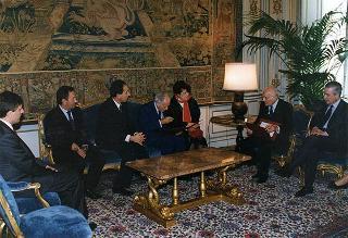On. Antonio Maccanico, ministro delle poste e delle telecomunicazioni, con la signora Carla Voltolina Pertini ed i vertici dell'Ente Poste, per la presentazione del francobollo celebrativo del centenario della nascita del sen. Sandro Pertini