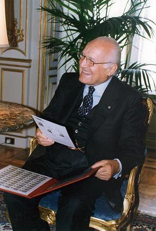On. Antonio Maccanico, ministro delle poste e delle telecomunicazioni, con la signora Carla Voltolina Pertini ed i vertici dell'Ente Poste, per la presentazione del francobollo celebrativo del centenario della nascita del sen. Sandro Pertini