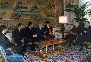 On. Antonio Maccanico, ministro delle poste e delle telecomunicazioni, con la signora Carla Voltolina Pertini ed i vertici dell'Ente Poste, per la presentazione del francobollo celebrativo del centenario della nascita del sen. Sandro Pertini