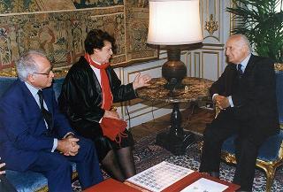 On. Antonio Maccanico, ministro delle poste e delle telecomunicazioni, con la signora Carla Voltolina Pertini ed i vertici dell'Ente Poste, per la presentazione del francobollo celebrativo del centenario della nascita del sen. Sandro Pertini