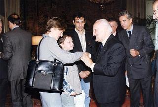 Gino Russo e Carine Collett, accompagnati dall'on. Walter Veltroni, vice presidente del Consiglio dei ministri