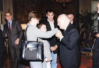 Gino Russo e Carine Collett, accompagnati dall'on. Walter Veltroni, vice presidente del Consiglio dei ministri