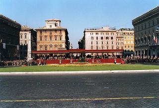 Roma, Altare della Patria: cerimonia di consegna in forma ufficiale della Bandiera all'Esercito e conferimento della M.O.V.M. e M.O.V.C. per l'attività svolta dall'Esercito in guerra e in pace