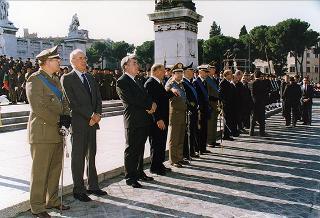 Roma, Altare della Patria: cerimonia di consegna in forma ufficiale della Bandiera all'Esercito e conferimento della M.O.V.M. e M.O.V.C. per l'attività svolta dall'Esercito in guerra e in pace