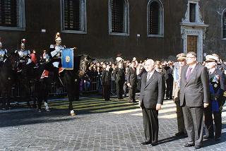 Roma, Altare della Patria: cerimonia di consegna in forma ufficiale della Bandiera all'Esercito e conferimento della M.O.V.M. e M.O.V.C. per l'attività svolta dall'Esercito in guerra e in pace