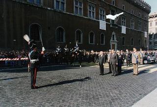 Roma, Altare della Patria: cerimonia di consegna in forma ufficiale della Bandiera all'Esercito e conferimento della M.O.V.M. e M.O.V.C. per l'attività svolta dall'Esercito in guerra e in pace