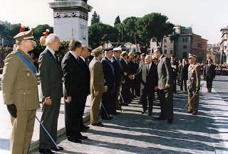 Roma, Altare della Patria: cerimonia di consegna in forma ufficiale della Bandiera all'Esercito e conferimento della M.O.V.M. e M.O.V.C. per l'attività svolta dall'Esercito in guerra e in pace