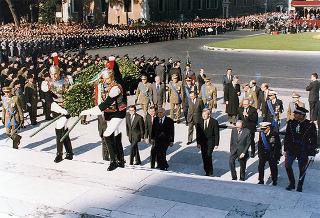 Roma, Altare della Patria: cerimonia di consegna in forma ufficiale della Bandiera all'Esercito e conferimento della M.O.V.M. e M.O.V.C. per l'attività svolta dall'Esercito in guerra e in pace