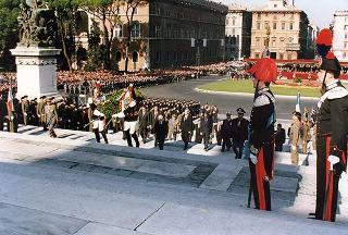 Roma, Altare della Patria: cerimonia di consegna in forma ufficiale della Bandiera all'Esercito e conferimento della M.O.V.M. e M.O.V.C. per l'attività svolta dall'Esercito in guerra e in pace