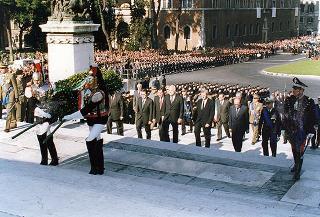 Roma, Altare della Patria: cerimonia di consegna in forma ufficiale della Bandiera all'Esercito e conferimento della M.O.V.M. e M.O.V.C. per l'attività svolta dall'Esercito in guerra e in pace