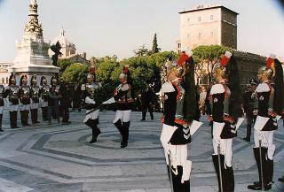 Roma, Altare della Patria: cerimonia di consegna in forma ufficiale della Bandiera all'Esercito e conferimento della M.O.V.M. e M.O.V.C. per l'attività svolta dall'Esercito in guerra e in pace