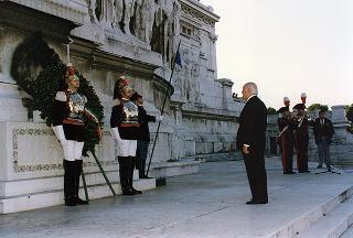 Roma, Altare della Patria: cerimonia di consegna in forma ufficiale della Bandiera all'Esercito e conferimento della M.O.V.M. e M.O.V.C. per l'attività svolta dall'Esercito in guerra e in pace