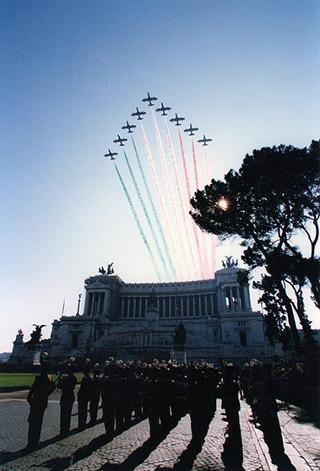 Roma, Altare della Patria: cerimonia di consegna in forma ufficiale della Bandiera all'Esercito e conferimento della M.O.V.M. e M.O.V.C. per l'attività svolta dall'Esercito in guerra e in pace