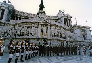 Roma, Altare della Patria: cerimonia di consegna in forma ufficiale della Bandiera all'Esercito e conferimento della M.O.V.M. e M.O.V.C. per l'attività svolta dall'Esercito in guerra e in pace