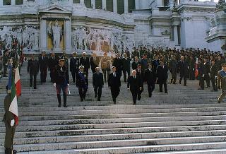 Roma, Altare della Patria: cerimonia di consegna in forma ufficiale della Bandiera all'Esercito e conferimento della M.O.V.M. e M.O.V.C. per l'attività svolta dall'Esercito in guerra e in pace
