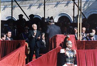 Roma, Altare della Patria: cerimonia di consegna in forma ufficiale della Bandiera all'Esercito e conferimento della M.O.V.M. e M.O.V.C. per l'attività svolta dall'Esercito in guerra e in pace
