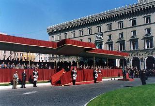 Roma, Altare della Patria: cerimonia di consegna in forma ufficiale della Bandiera all'Esercito e conferimento della M.O.V.M. e M.O.V.C. per l'attività svolta dall'Esercito in guerra e in pace
