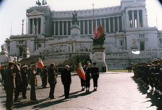 Roma, Altare della Patria: cerimonia di consegna in forma ufficiale della Bandiera all'Esercito e conferimento della M.O.V.M. e M.O.V.C. per l'attività svolta dall'Esercito in guerra e in pace