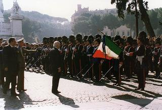 Roma, Altare della Patria: cerimonia di consegna in forma ufficiale della Bandiera all'Esercito e conferimento della M.O.V.M. e M.O.V.C. per l'attività svolta dall'Esercito in guerra e in pace