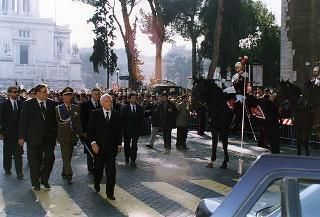 Roma, Altare della Patria: cerimonia di consegna in forma ufficiale della Bandiera all'Esercito e conferimento della M.O.V.M. e M.O.V.C. per l'attività svolta dall'Esercito in guerra e in pace