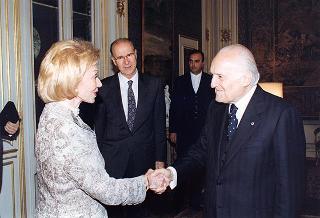 Signora Ernestina Herrera de Noble, direttore del quotidiano argentino "Clarin", ed alcuni collaboratori