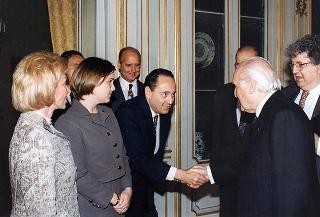 Signora Ernestina Herrera de Noble, direttore del quotidiano argentino "Clarin", ed alcuni collaboratori