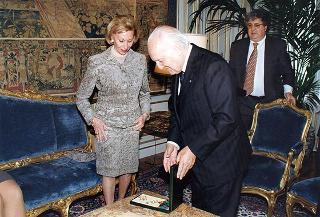 Signora Ernestina Herrera de Noble, direttore del quotidiano argentino "Clarin", ed alcuni collaboratori