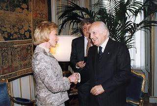 Signora Ernestina Herrera de Noble, direttore del quotidiano argentino "Clarin", ed alcuni collaboratori