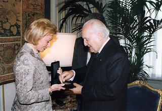 Signora Ernestina Herrera de Noble, direttore del quotidiano argentino "Clarin", ed alcuni collaboratori