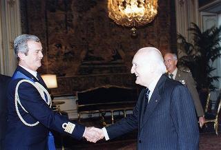 Cap. vasc. Piero Carpi e cap. vasc. Attilio Gambino, consiglieri militari aggiunti del Presidente della Repubblica e assistenti militari della Marina, rispettivamente uscente e d entrante