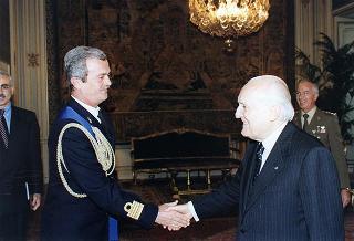Cap. vasc. Piero Carpi e cap. vasc. Attilio Gambino, consiglieri militari aggiunti del Presidente della Repubblica e assistenti militari della Marina, rispettivamente uscente e d entrante