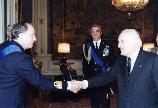 Cap. vasc. Piero Carpi e cap. vasc. Attilio Gambino, consiglieri militari aggiunti del Presidente della Repubblica e assistenti militari della Marina, rispettivamente uscente e d entrante