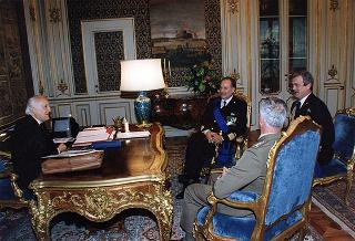 Cap. vasc. Piero Carpi e cap. vasc. Attilio Gambino, consiglieri militari aggiunti del Presidente della Repubblica e assistenti militari della Marina, rispettivamente uscente e d entrante