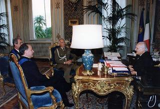 Cap. vasc. Piero Carpi e cap. vasc. Attilio Gambino, consiglieri militari aggiunti del Presidente della Repubblica e assistenti militari della Marina, rispettivamente uscente e d entrante