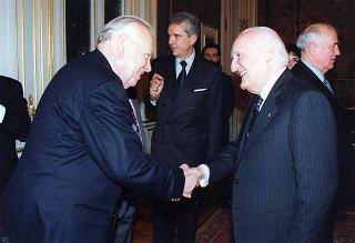 Michail Gorbaciov, presidente della Fondazione internazionale di studi socio-economici e politici, con alcuni esponenti della Fondazione
