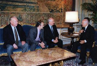 Michail Gorbaciov, presidente della Fondazione internazionale di studi socio-economici e politici, con alcuni esponenti della Fondazione