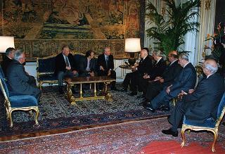 Michail Gorbaciov, presidente della Fondazione internazionale di studi socio-economici e politici, con alcuni esponenti della Fondazione