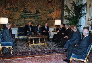 Michail Gorbaciov, presidente della Fondazione internazionale di studi socio-economici e politici, con alcuni esponenti della Fondazione