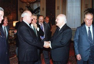 Michail Gorbaciov, presidente della Fondazione internazionale di studi socio-economici e politici, con alcuni esponenti della Fondazione