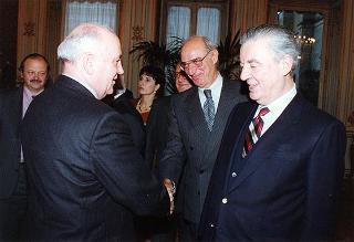 Michail Gorbaciov, presidente della Fondazione internazionale di studi socio-economici e politici, con alcuni esponenti della Fondazione