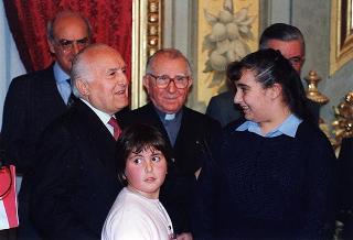 Esponenti del Centro nazionale per la bontà nella scuola, il Comitato promotore ed i vincitori del 46° Premio nazionale "Livio Tempesta"