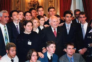 Esponenti del Centro nazionale per la bontà nella scuola, il Comitato promotore ed i vincitori del 46° Premio nazionale "Livio Tempesta"
